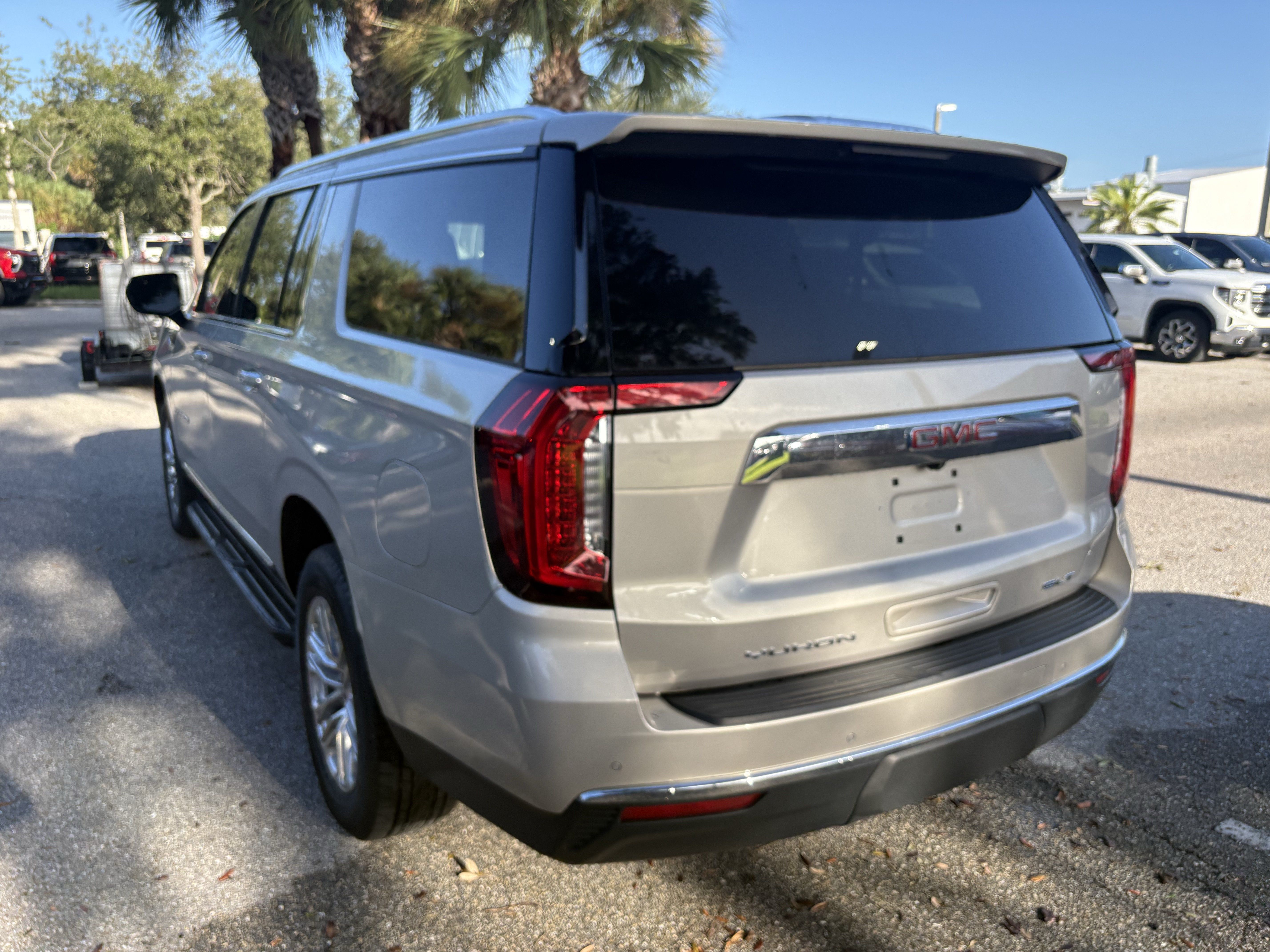 Used 2023 GMC Yukon XL SLT AWD/4WD image 5
