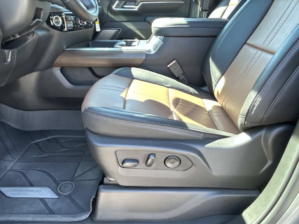 Used 2025 Chevrolet Silverado 2500 High Country w/ High Country Premium Package AWD/4WD image 17