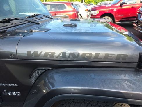 Used 2018 Jeep Wrangler Unlimited Sahara w/ Cold Weather Group AWD/4WD image 5