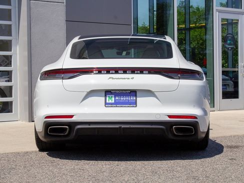 Used 2022 Porsche Panamera 4 w/ Premium Package image 9