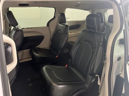 Used 2024 Chrysler Pacifica Touring-L FWD image 19