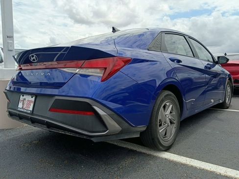 Used 2024 Hyundai Elantra SE image 3