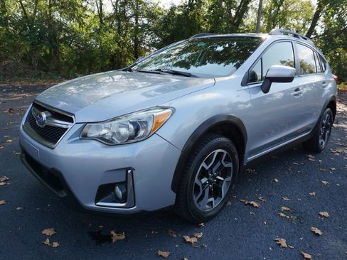 Used 2017 Subaru Crosstrek 2.0i Premium w/ Popular Package #1 AWD/4WD image 4