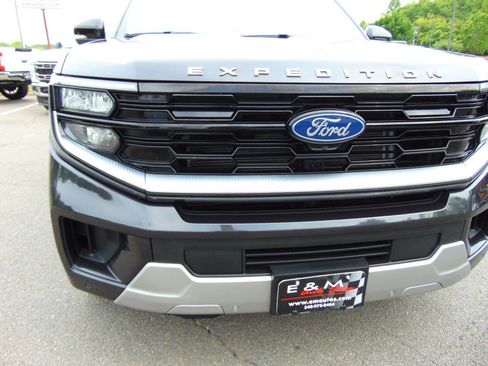 Used 2025 Ford Expedition Platinum w/ Driver's Package AWD/4WD image 40