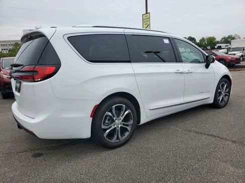 New 2026 Chrysler Pacifica Pinnacle w/ Trailer Tow Group FWD image 6