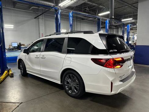 Used 2025 Honda Odyssey Touring image 2