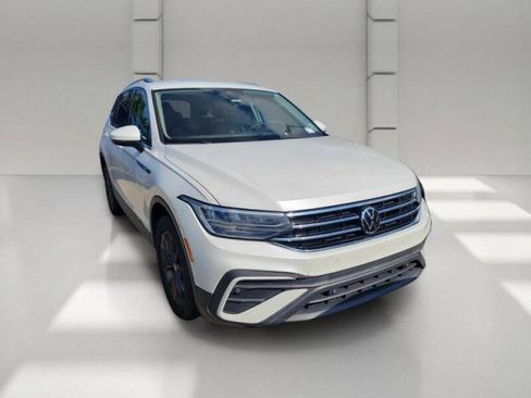 Used 2023 Volkswagen Tiguan SE FWD image 2