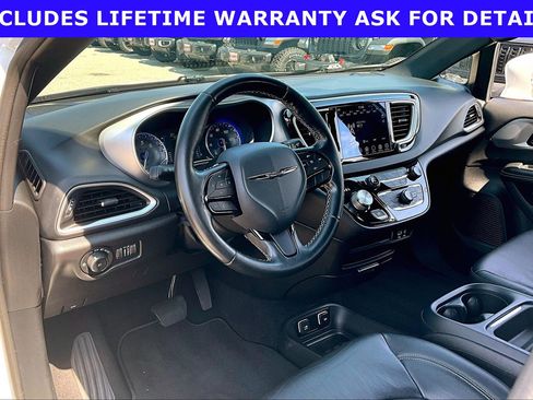 Used 2020 Chrysler Pacifica Touring-L w/ S Appearance Package FWD image 11