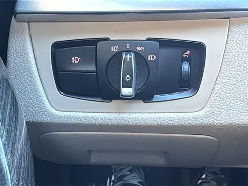 Used 2017 BMW 320i Sedan image 17