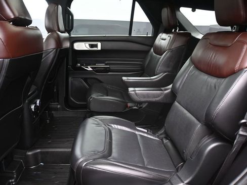 Used 2023 Ford Explorer Platinum w/ Premium Technology Package AWD/4WD image 11