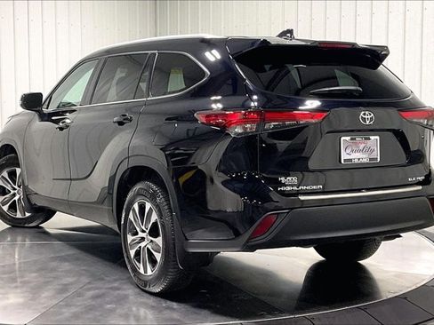 Used 2022 Toyota Highlander XLE AWD/4WD image 12