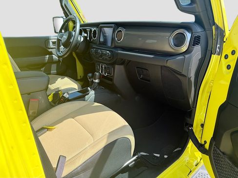 Used 2022 Jeep Wrangler Unlimited Sahara w/ Cold Weather Group AWD/4WD image 13