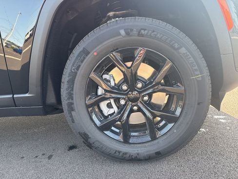 New 2025 Jeep Grand Cherokee L Laredo image 9