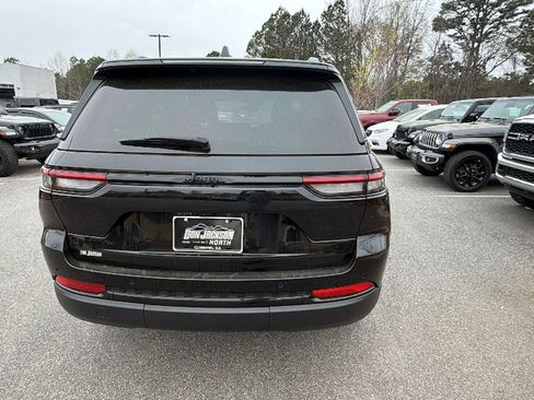 Used 2025 Jeep Grand Cherokee Altitude image 9