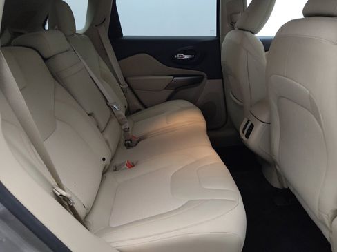 Used 2019 Jeep Cherokee Latitude w/ Cold Weather Group AWD/4WD image 19