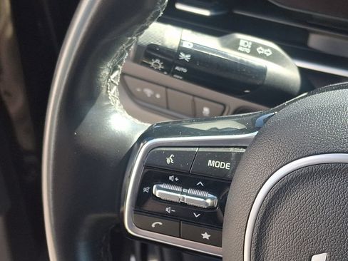 Used 2025 Kia Carnival EX FWD image 21