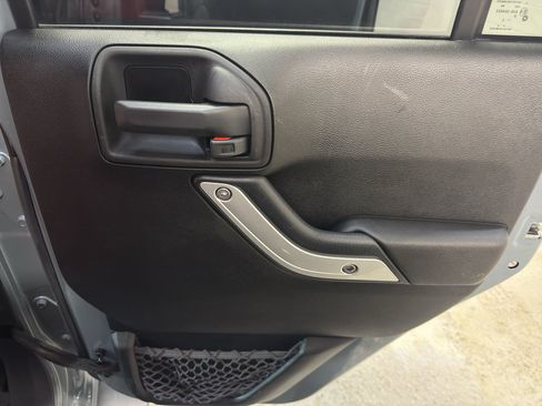 Used 2013 Jeep Wrangler Unlimited Rubicon AWD/4WD image 23