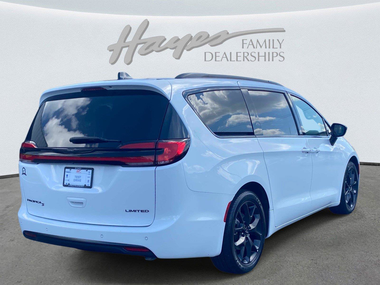 Used 2025 Chrysler Pacifica Limited FWD image 3