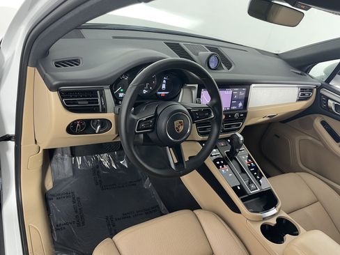 Certified 2026 Porsche Macan AWD/4WD image 4