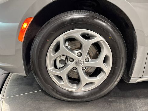Used 2023 Chrysler Pacifica Limited FWD image 2