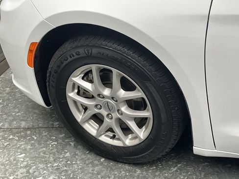 Used 2023 Chrysler Pacifica Touring FWD image 31