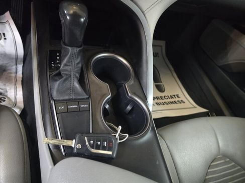 Used 2023 Toyota Camry SE FWD image 19