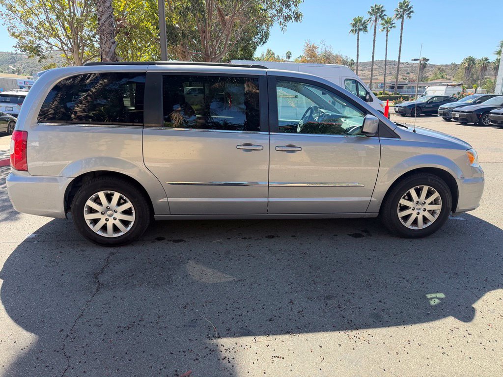 Used 2016 Chrysler Town & Country Touring FWD image 15