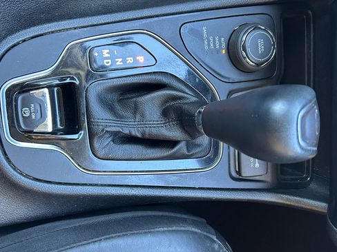 Used 2021 Jeep Cherokee Limited image 22