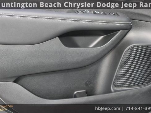 Used 2026 Chrysler Pacifica Select image 11