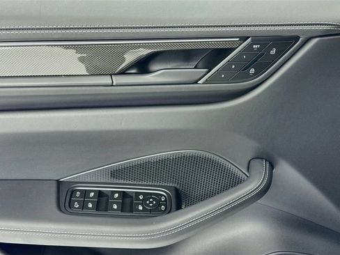 Certified 2025 Porsche Macan Turbo Electric AWD/4WD image 11