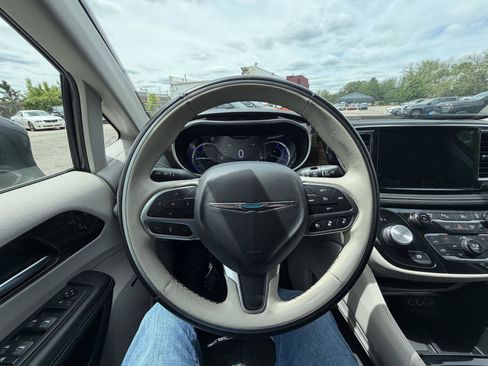 Used 2021 Chrysler Pacifica Limited w/ Premium & Safety Sphere Group FWD image 13