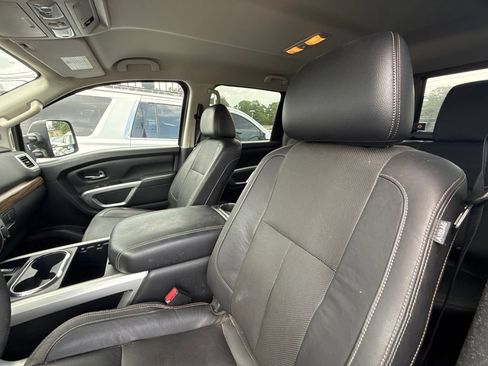 Used 2017 Nissan Titan SL w/ SL Towing Convenience Package RWD image 5
