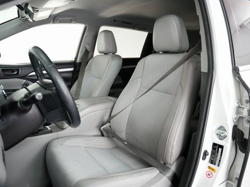 Used 2018 Toyota Highlander Plus image 48