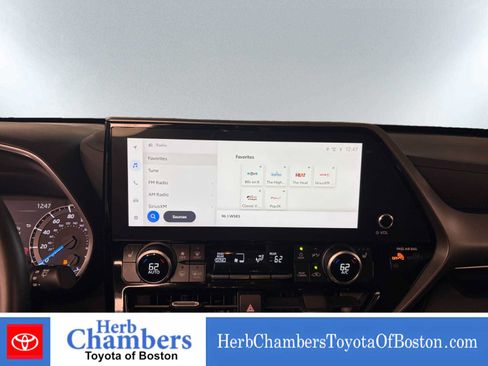 Used 2024 Toyota Highlander XLE AWD/4WD image 14