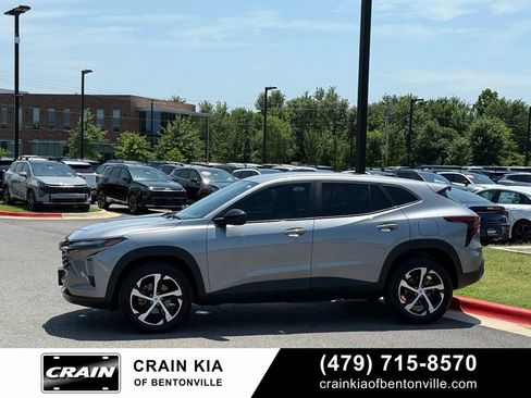 Used 2025 Chevrolet Trax RS FWD image 4