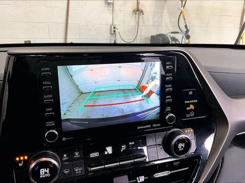 Used 2022 Toyota Highlander XLE image 14