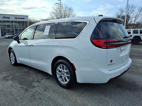 Used 2024 Chrysler Pacifica Touring-L image 6