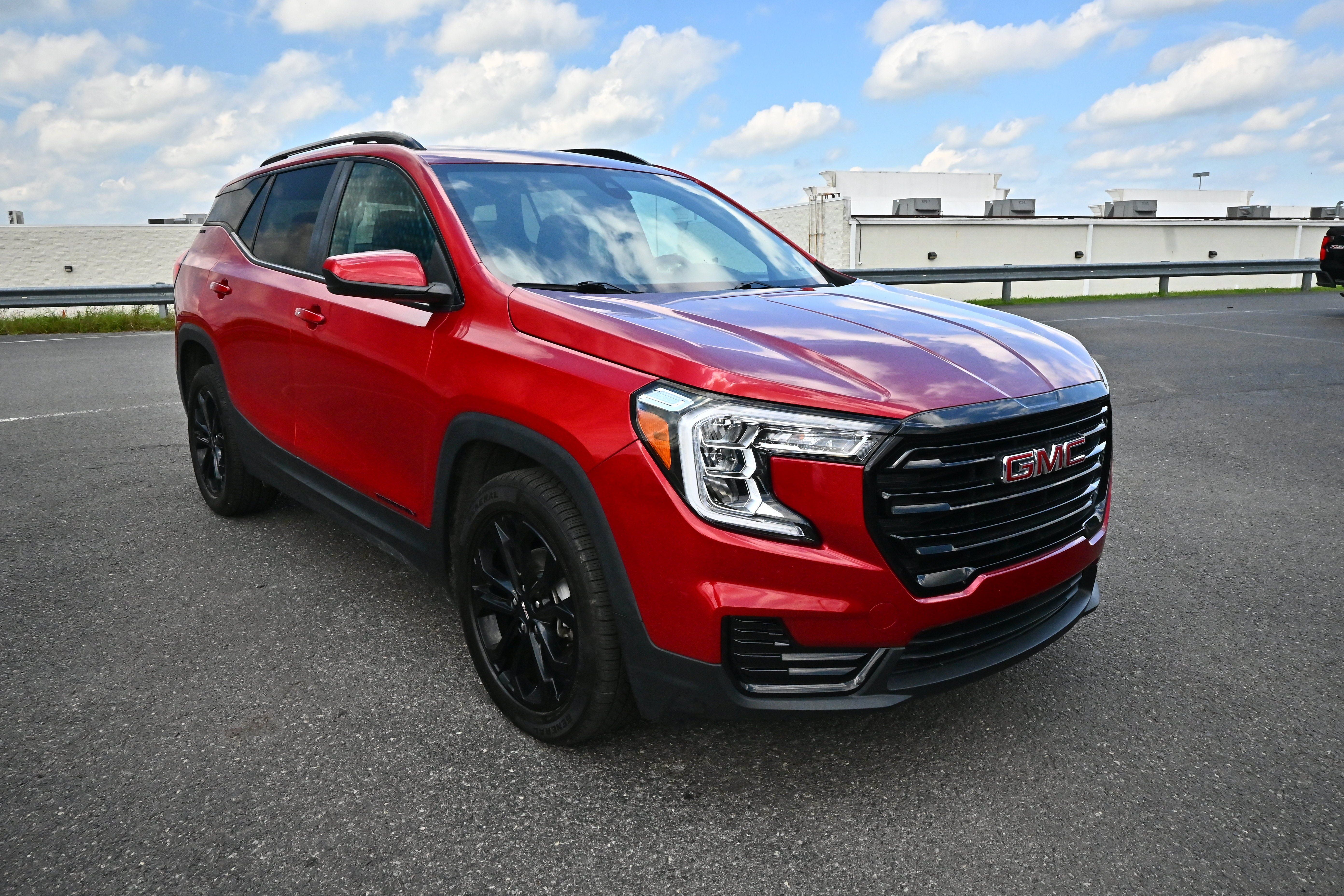 Used 2022 GMC Terrain SLE w/ Driver Convenience Package AWD/4WD image 2