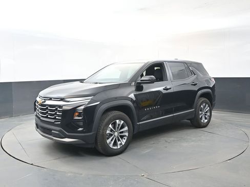 Used 2025 Chevrolet Equinox LT image 2