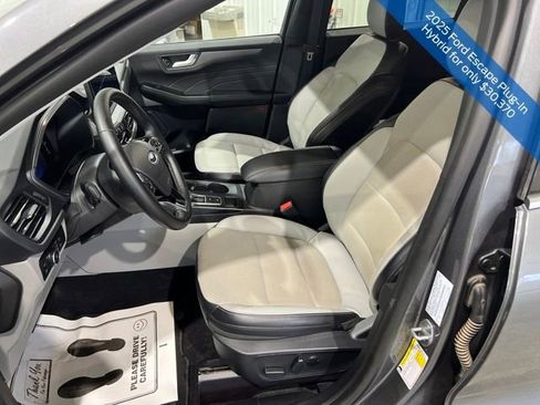 Used 2025 Ford Escape SE w/ Class II Trailer Tow Package image 9
