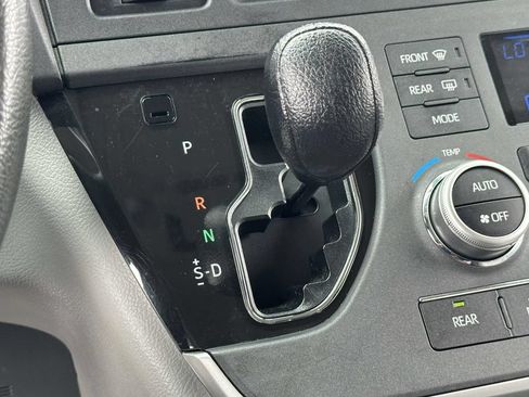 Used 2020 Toyota Sienna LE FWD image 21