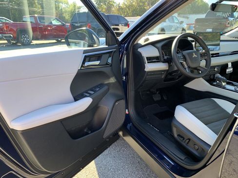 New 2025 Mitsubishi Outlander SE image 8
