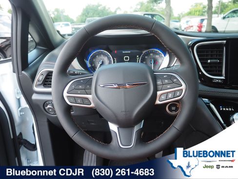 New 2026 Chrysler Pacifica Pinnacle FWD image 27