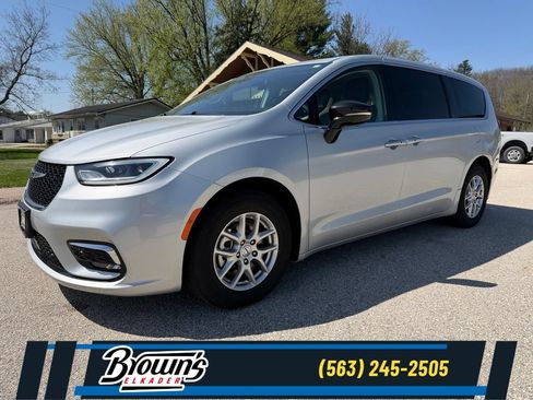 Used 2024 Chrysler Pacifica Touring-L FWD image 1