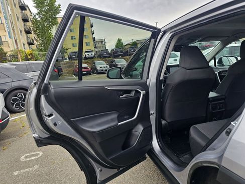 Used 2022 Toyota RAV4 XLE w/ XLE Grade Weather Package AWD/4WD image 17