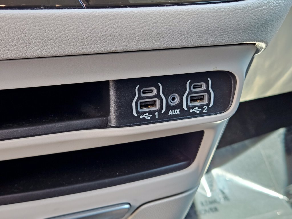 Used 2024 Chrysler Pacifica Touring-L FWD image 24