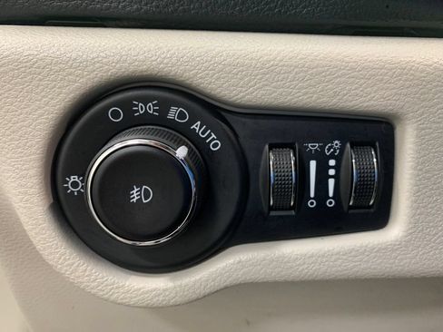 Used 2020 Chrysler Pacifica Limited w/ Tire & Wheel Group FWD image 29