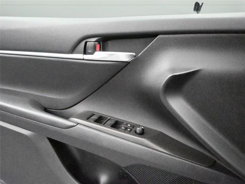 Used 2023 Toyota Camry SE image 6