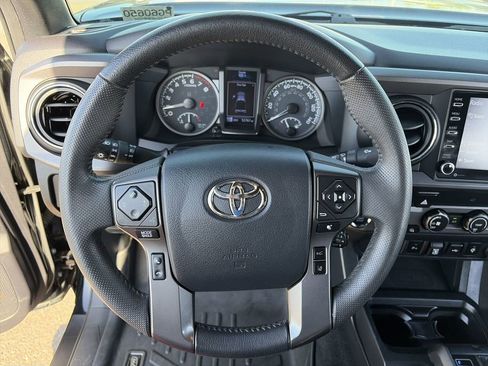 Used 2020 Toyota Tacoma TRD Off-Road w/ Technology Package AWD/4WD image 17