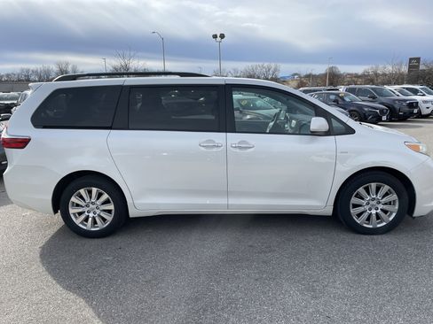 Used 2017 Toyota Sienna XLE Premium image 4